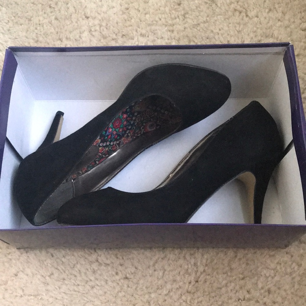Black Pumps